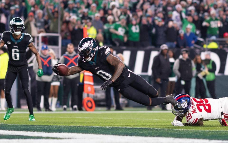Dec 25, 2023; Philadelphia, Pennsylvania, USA; Philadelphia Eagles running back D’Andre Swift (0) scores a touchdown past <a class="link " href="https://sports.yahoo.com/nfl/teams/ny-giants/" data-i13n="sec:content-canvas;subsec:anchor_text;elm:context_link" data-ylk="slk:New York Giants;sec:content-canvas;subsec:anchor_text;elm:context_link;itc:0">New York Giants</a> safety <a class="link " href="https://sports.yahoo.com/nfl/players/32706" data-i13n="sec:content-canvas;subsec:anchor_text;elm:context_link" data-ylk="slk:Xavier McKinney;sec:content-canvas;subsec:anchor_text;elm:context_link;itc:0">Xavier McKinney</a> (29) during the fourth quarter at Lincoln Financial Field. Mandatory Credit: Bill Streicher-USA TODAY Sports