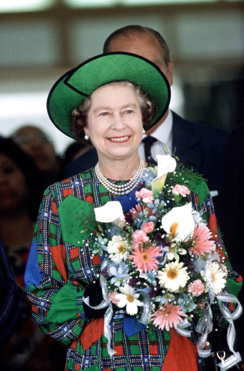 <p>In Malaysia on a royal tour, her Majesty looked fab in this loud print dress.<br><i>[Photo: Rex]</i> </p>