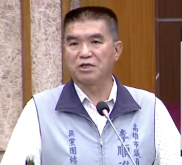 高雄市議員李順進建議市府加速完善港區聯外交通、規劃足夠停車空間、爭取航空和海運總公司南遷高雄，讓高雄成為世界的高雄。（記者吳文欽翻攝）