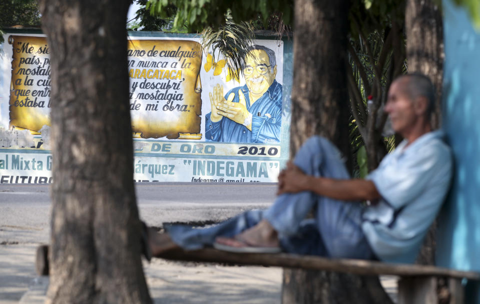 Un hombre descansa al otro lado de la calle de un mural con la imagen de Gabriel García Márquez en Aracataca, la ciudad natal del Nobel de Literatura colombiano, el viernes 18 de abril del 2014. García Márquez murió el día previo en la Ciudad de México. (AP Foto/Ricardo Mazalan)