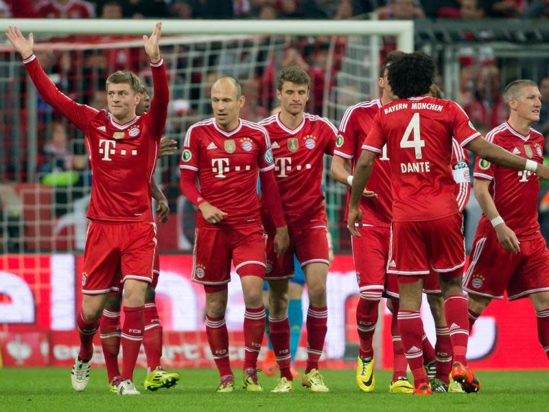 Toni Kroos (l) macht das 2:0 - die Bayern drängen ins Pokalfinale. Foto: Sven Hoppe