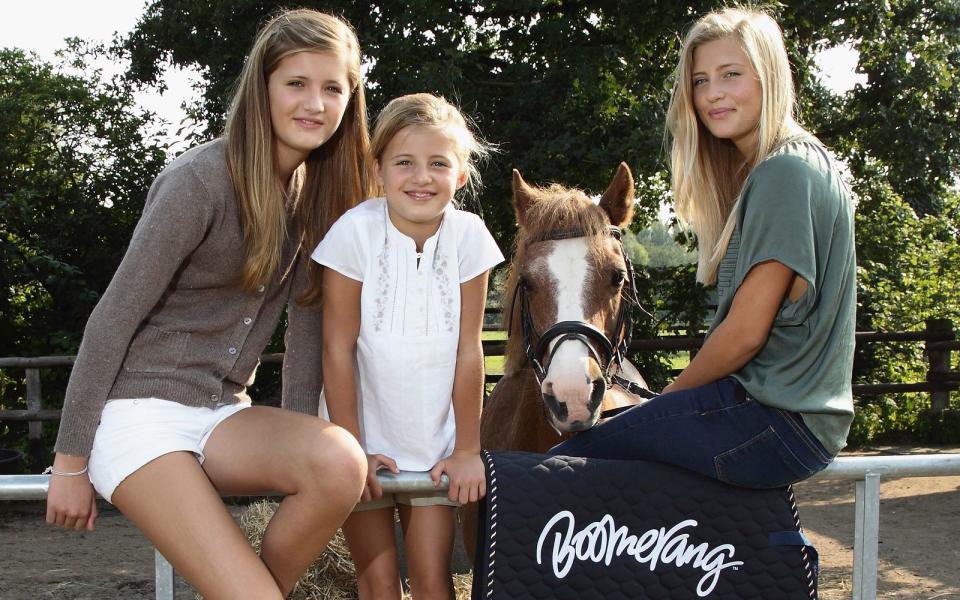 Ihre ersten kleineren Rollen hatten sie in Til Schweigers Kinohit "Keinohrhasen" (2007), fast zehn Jahre ist es her, dass seine Töchter (von links) Lilli, Emma und Luna Schweiger in "Die Pfotenbande" auf gemeinsame "tierische Abenteuer" gingen. Was die Schweiger-Sprösslinge heute machen, zeigt die Galerie. (Bild: Andreas Rentz/Getty Images for 2011 Boomerang)