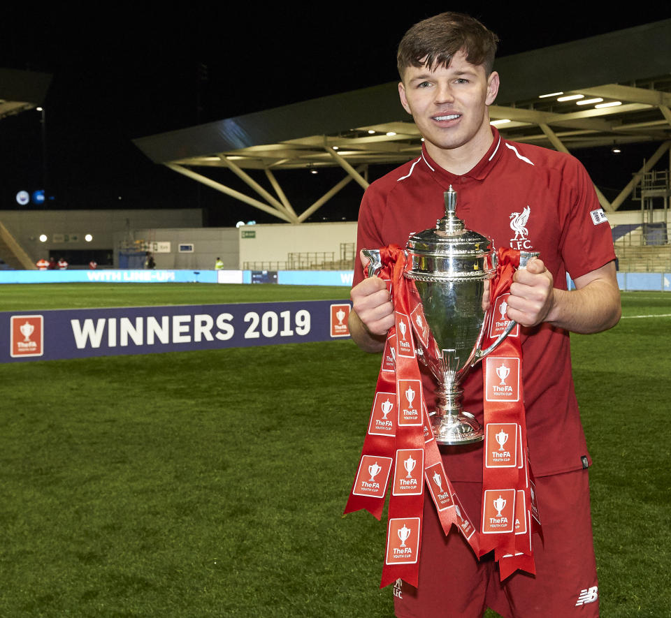 MANCHESTER, ENGLAND - APRIL 25: (THE SUN OUT, THE SUN ON SUNDAY OUT) Bobby Duncan of Liverpool with the trophy after the FA Youth Cup Final at Manchester City Football Academy on April 25, 2019 in Manchester, England. (Photo by Nick Taylor/Liverpool FC/Liverpool FC via Getty Images)