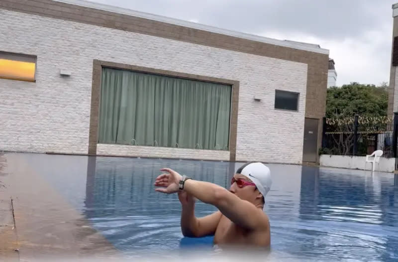 ▲方力申的豪宅裡面有露天游泳池。（圖／方力申Instagram）