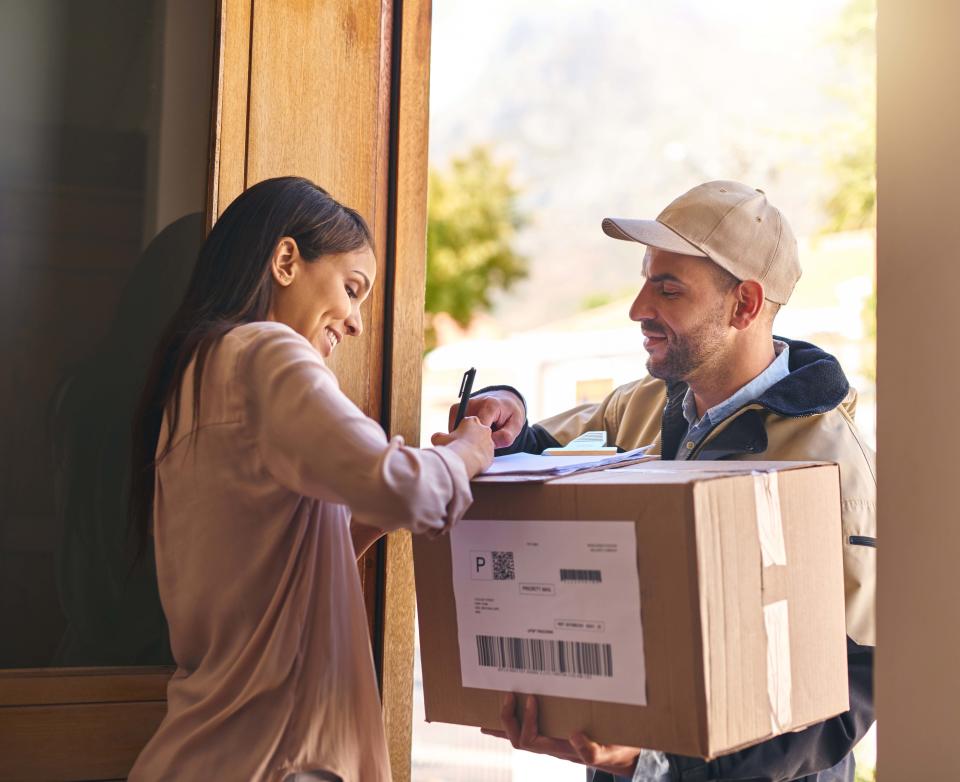 Damit es nach dem Onlineshopping keine bösen Überraschungen gibt, sollte man gewisse Regeln beachten. (Bild: Getty Images)