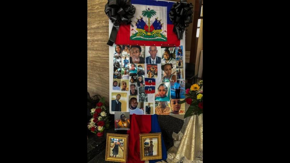 Cintas y banderas decoran las fotos de las 11 mujeres haitianas y otras personas que desaparecieron el mes pasado cuando el barco sobrecargado en el que viajaban volcó, en una iglesia de San Juan, Puerto Rico, el miércoles 15 de junio de 2022. Se calcula que la embarcación transportaba entre 60 y 75 inmigrantes, de los cuales once mujeres fueron encontradas muertas, al menos una docena siguen desaparecidos y 38 fueron rescatados. (AP Photo/Dánica Coto)