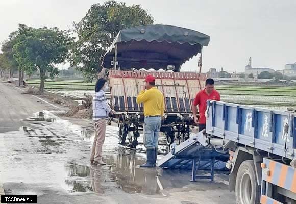 後壁區農耕機污染道路恐遭罰，區長陳玉惠呼籲農友及代耕業者清洗機具上的泥土再上路，以免受罰。（記者李嘉祥攝）