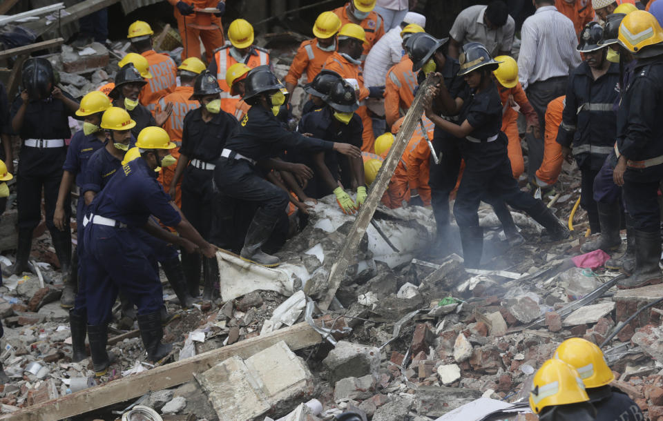 <p>Rescuers work at the site of a building collapse in Mumbai, India, Aug. 31, 2017. (Photo: Rafiq Maqbool/AP) </p>