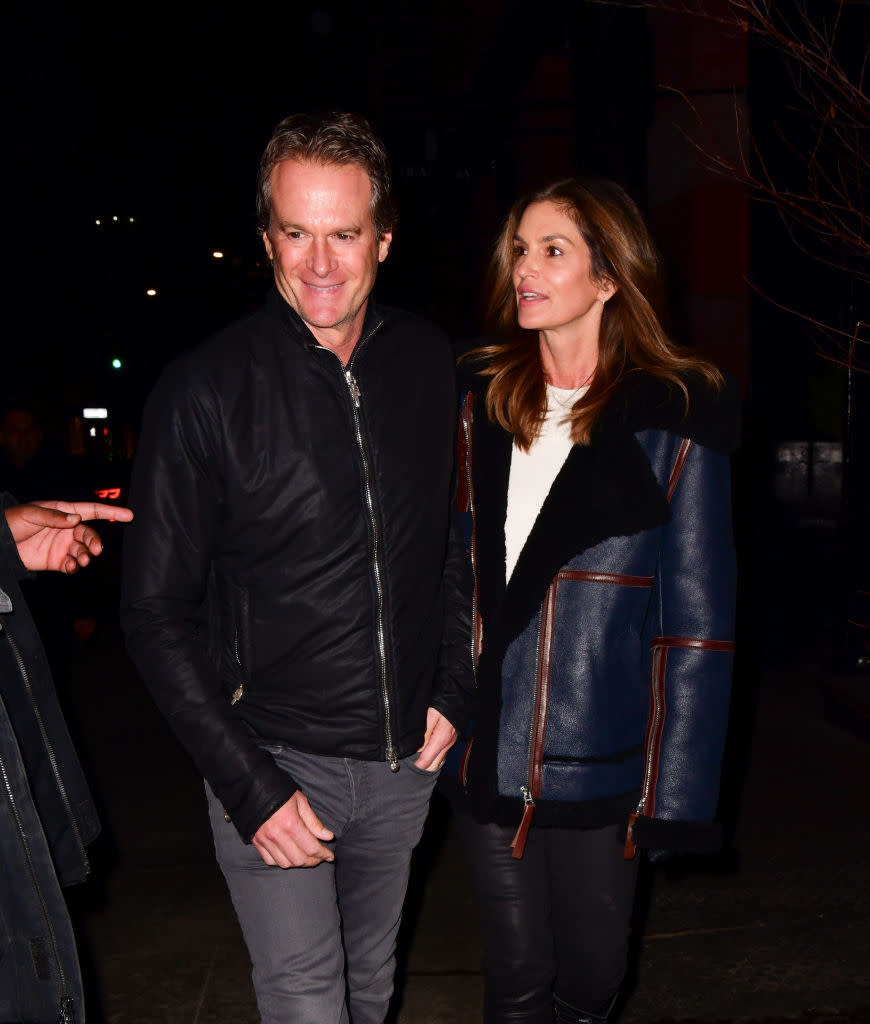 <p>Cindy Crawford fête ses 53 ans en ce 20 février 2019. On la voit ici le 14 février dernier accompagnée de son mari, Rande Gerber, avec lequel elle s’est mariée en 1998 et avec lequel elle a eu deux enfants : Presley et Kaia. Le moins que l’on puisse dire, c’est qu’elle ne fait pas son âge ! (crédit Getty) </p>