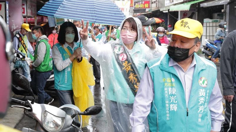 黃秀芳逆風淋雨拜票　風雨生信心要讓彰化隊全壘打