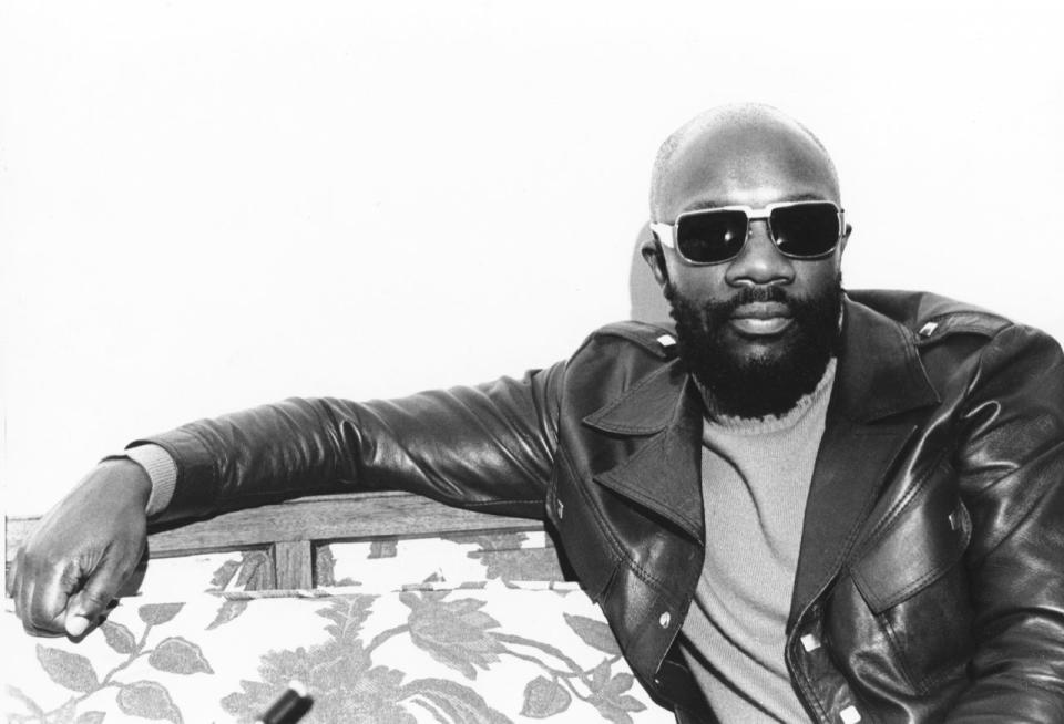 <p>El icono del soul Isaac Hayes ya había escrito unos cuantos éxitos y lanzado álbumes cuando triunfó con su banda sonora para la película Shaft.<br>La canción con el nombre del título le dio a Hayes un Oscar, dos Grammy y un Globo de Oro, pero 12 años después de unirse a Stax Records como músico de sesión, el sello cayó en serios problemas financieros y perdió muchos de los derechos de autor, incluidos los de Hayes.<br> Al mismo tiempo, Hayes tenía sus propios problemas económicos por la baja venta de discos. Debía más de 6 millones, lo que le obligó a declararse en bancarrota.<br> Después de tomarse un respiro de la música para seguir con su carrera de actuación, Hayes volvió a sus orígenes con un álbum que fue elogiado ampliamente en 1995, justo antes de llegar a todo un nuevo público siendo la voz del personaje “Chef” en la serie de televisión South Park (Michael Ochs/Getty). </p>