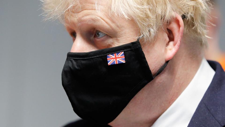 Premier Boris Johnson trägt einen Mund-Nasen-Schutz mit dem Union Jack.