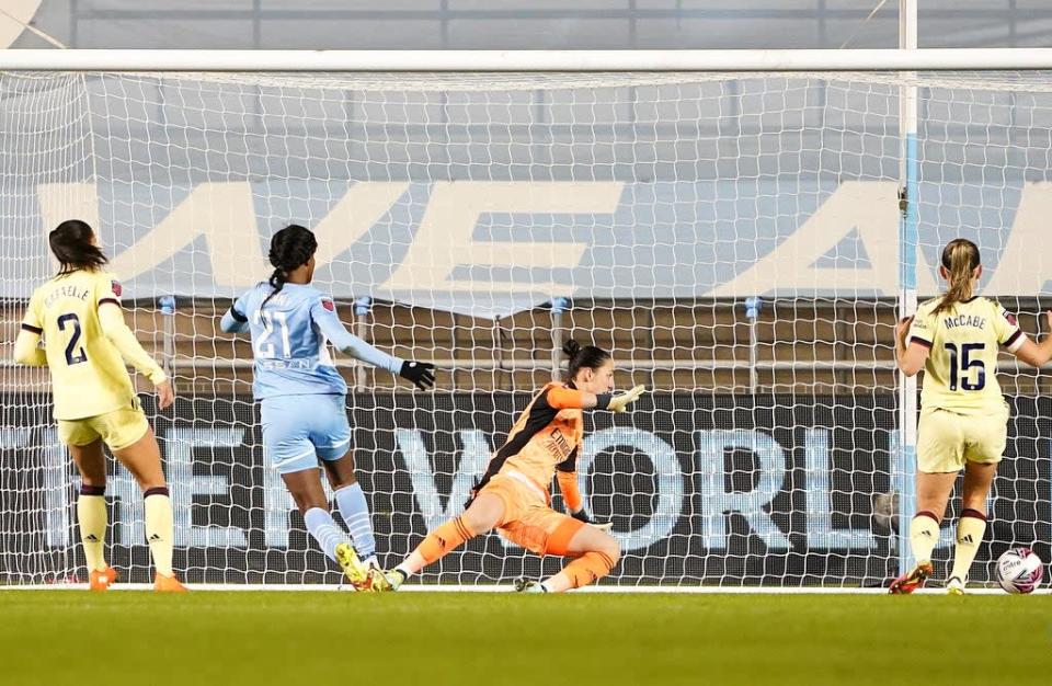 Manchester City&#x002019;s Khadija Shaw (second left) scores her side&#x002019;s first goal against Arsenal (Zac Goodwin/PA) (PA Wire)