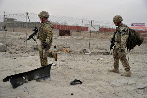 Dos soldados estadounidense caminan por la zona en donde tuvo lugar una ataque suicida en Kabul, el 27 de diciembre de 2013 (AFP/Archivos | Noorullah Shirzada)
