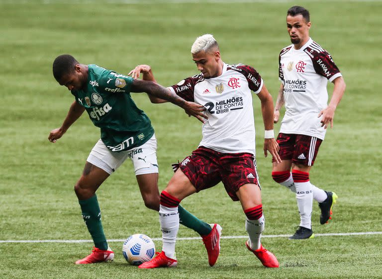 De Paula (será suplente) y Andreas Pereira luchan por la pelota durante el último Palmeiras vs. Flamengo; este sábado se enfrentan en el estadio Centenario de Montevideo con el título de campeón de América en juego.