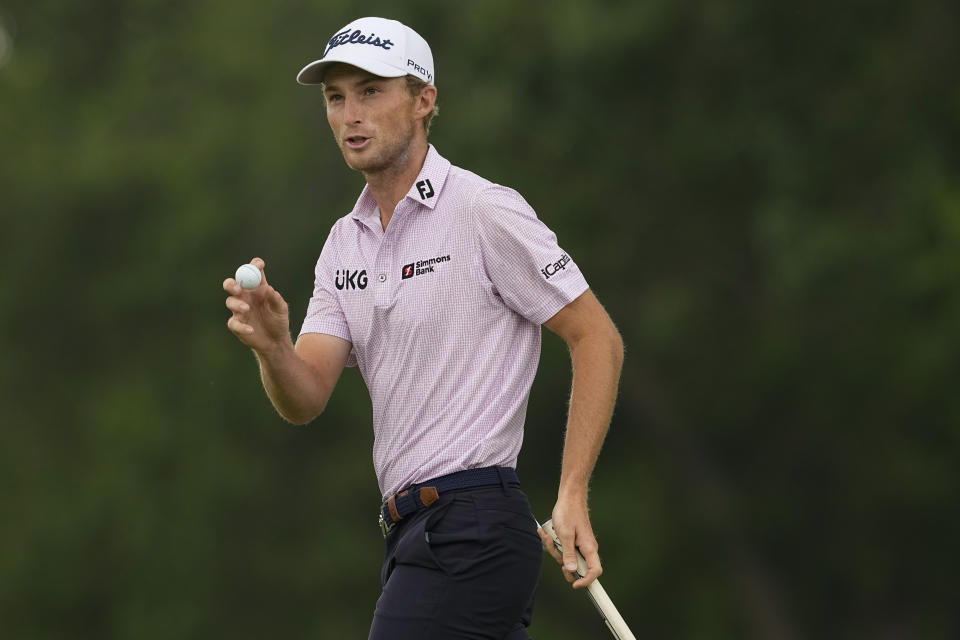 Will Zalatoris saluda tras un putt en el hoyo ocho en la segunda ronda del PGA Championship el viernes 20 de mayo del 2022 en Southern Hills Country Club en Tulsa, Oklahoma. (AP Foto/Matt York)