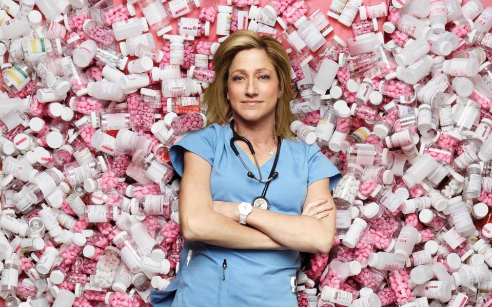 Ihre schwerste Krise meisterte Edie Falco, noch während "Die Sopranos" produziert wurden. 2003 musste sie sich einer Chemotherapie nach einer Brustkrebsdiagnose unterziehen. Als Serienstar trumpfte sie schließlich von 2009 bis 2015 groß auf: als chronisch genervte Krankenschwester in "Nurse Jackie". Für die Rolle erhielt die heute 58-Jährige 2010 einen Emmy. (Bild: 2014 Showtime)