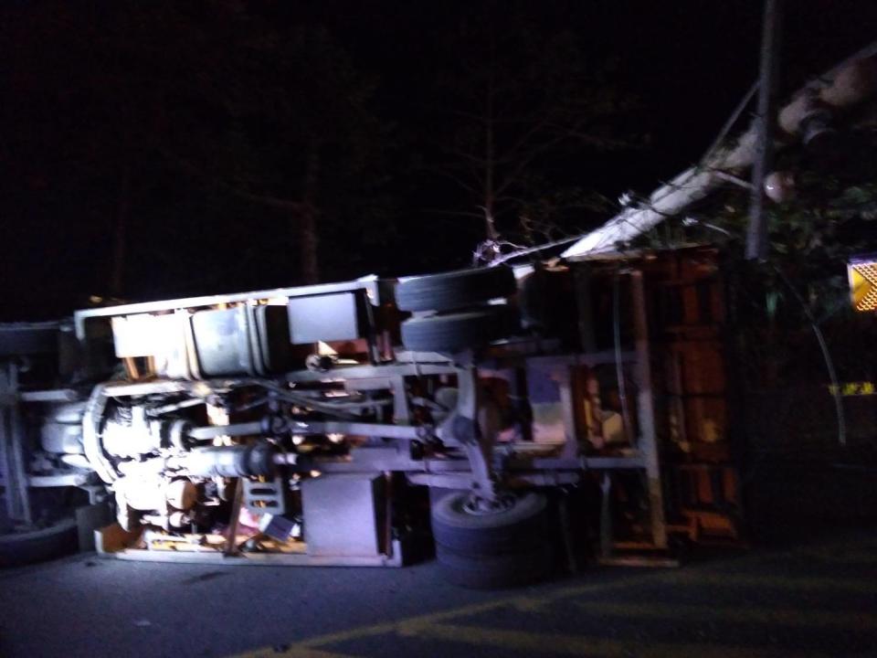 阿里山公路11日傍晚，一輛貨車因不明原因翻覆，30歲戴姓副駕駛送醫後不治。（圖／東森新聞）