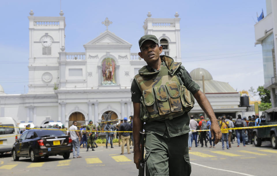 Soldados del Ejército de Sri Lanka aseguran la zona en torno al Santuario de San Antonio tras una explosión en Colombo, Sri Lanka, el domingo 21 de abril de 2019. (AP Foto/Eranga Jayawardena)