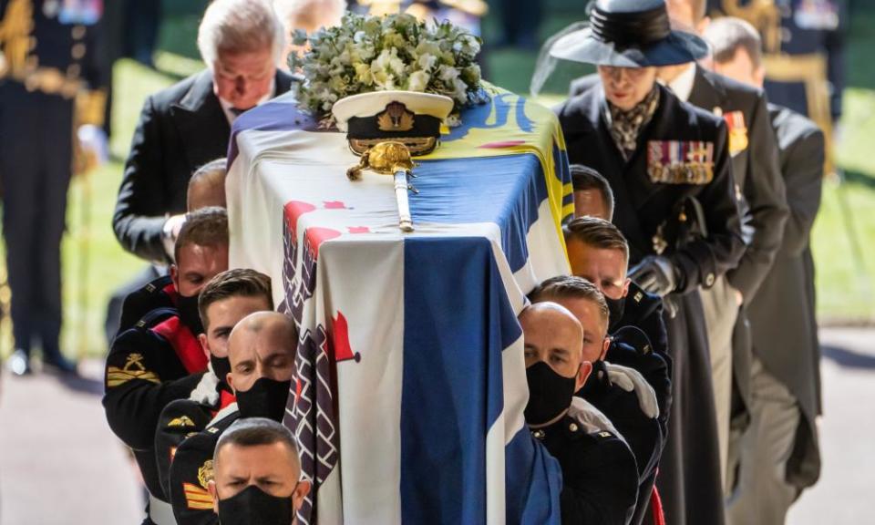 Pall Bearers carry the coffin into St George’s Chapel, Windsor.