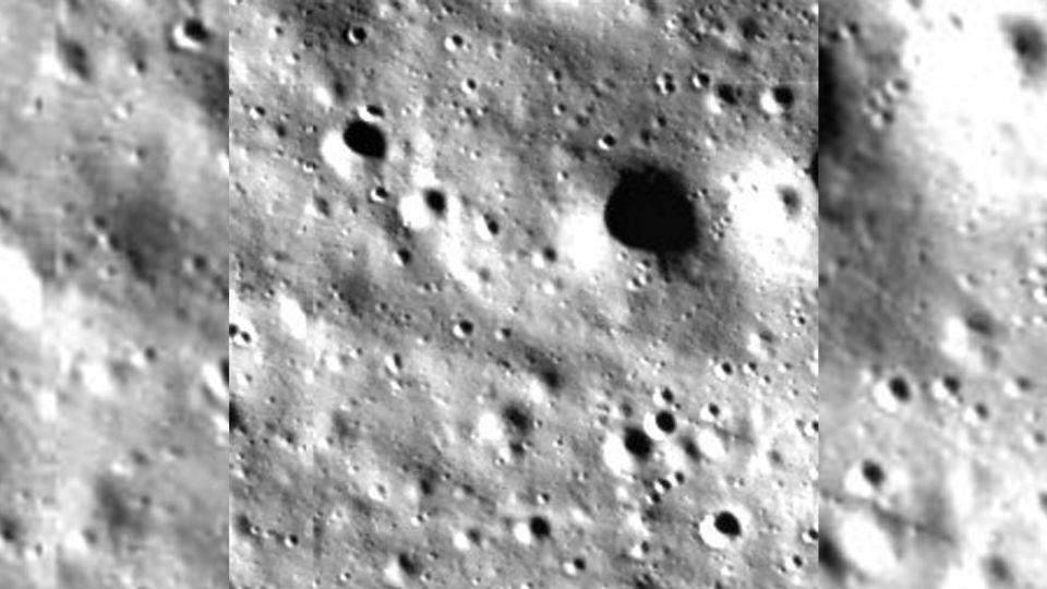 Здесь показано изображение лунной поверхности, полученное камерой горизонтальной скорости спускаемого аппарата во время спуска космического корабля в среду.  - Из ИСРО