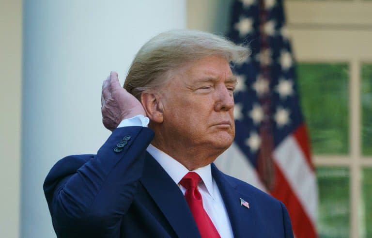 Donald Trump se passe la main dans les cheveux lors d'une conférence de presse sur le coronavirus à la Maison Blanche, à Washington, le 30 mars 2020 - MANDEL NGAN © 2019 AFP