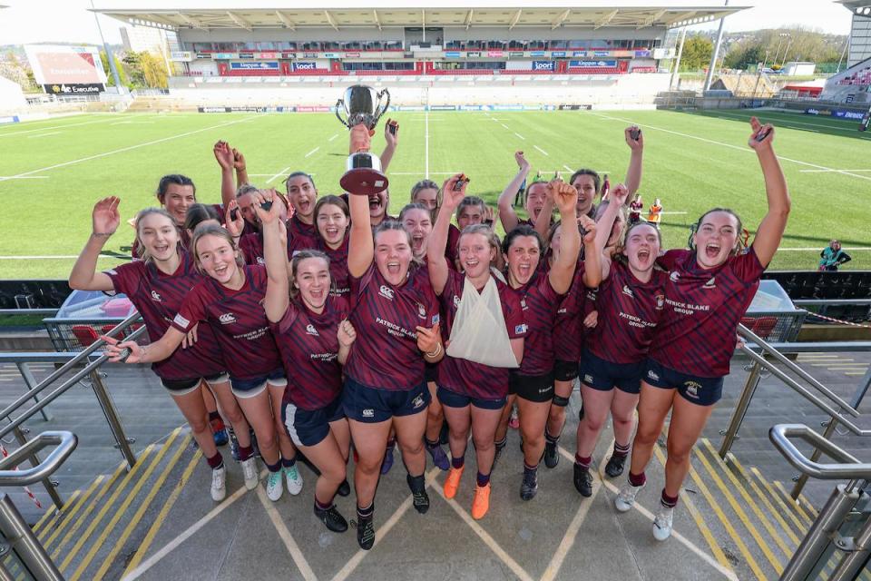 Hands up if you won the Girls Cup? Enniskillen Skins U18 Ladies celebrate their victory in Kingspan. <i>(Image: Ulster Rugby)</i>