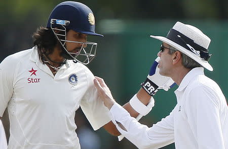 Umpire Nigel Llong (R) speaks with India's Ishant Sharma after an argument between Sharma and Sri Lanka's bowler Dhammika Prasad (not pictured) during the fourth day of their third and final test cricket match in Colombo August 31, 2015. REUTERS/Dinuka Liyanawatte