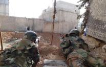 Mortíferos combates oponían este martes a rebeldes y soldados en Homs, centro de Siria, y relanzaban el ciclo de la violencia en la "capital de la revolución", mientras Moscú advertía de que el conflicto que dura cerca de dos años "va para largo. (AFP | -)