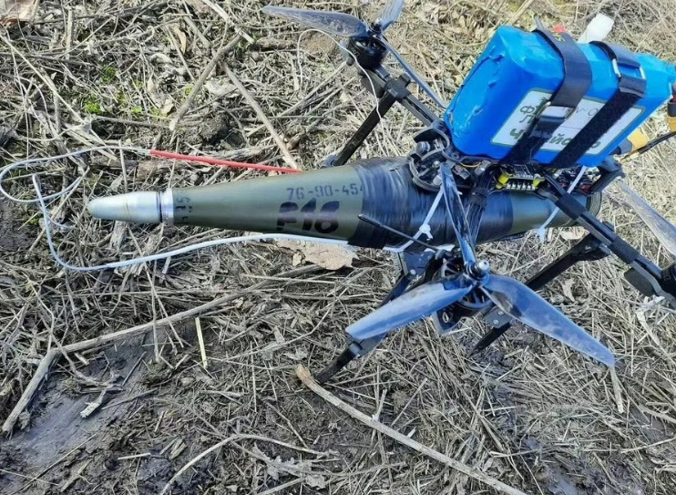 俄軍此次行動所次用的 FPV 無人機，掛上一枚攻堅彈頭，就可針對目標發動襲擊。