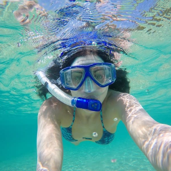 Em seu momento de sereia, a famosa que viveu a personagem Iolanda na primeira fase da novela “Velho Chico”, da Globo, provou que também manda bem na prática do mergulho. (Foto: Reprodução/Instagram)