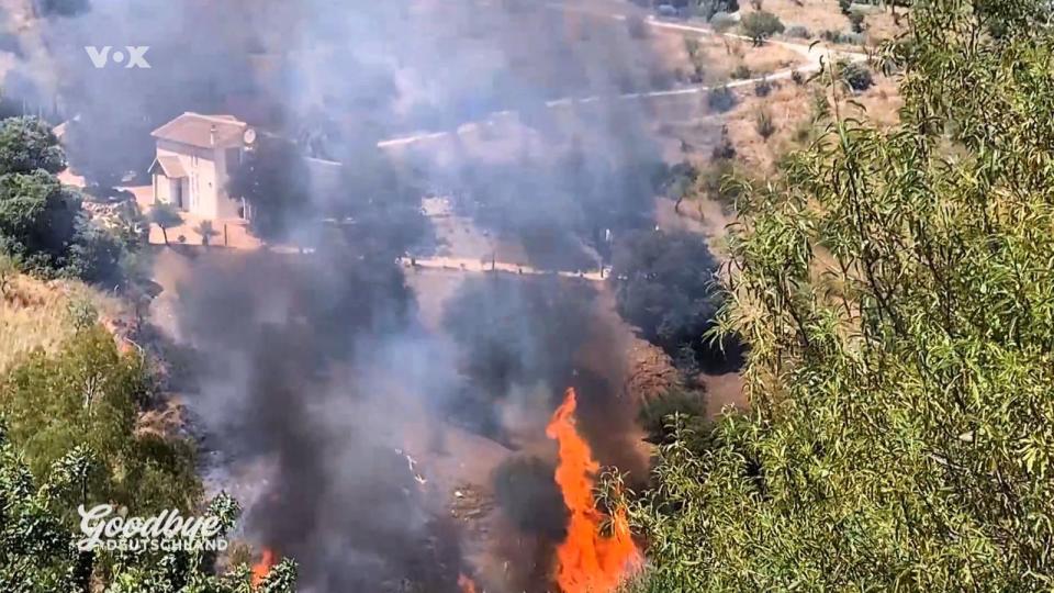 Schwarze Rauchschwaden und Feuer vor dem Haus der Auswandererin Laura Scott in Spanien