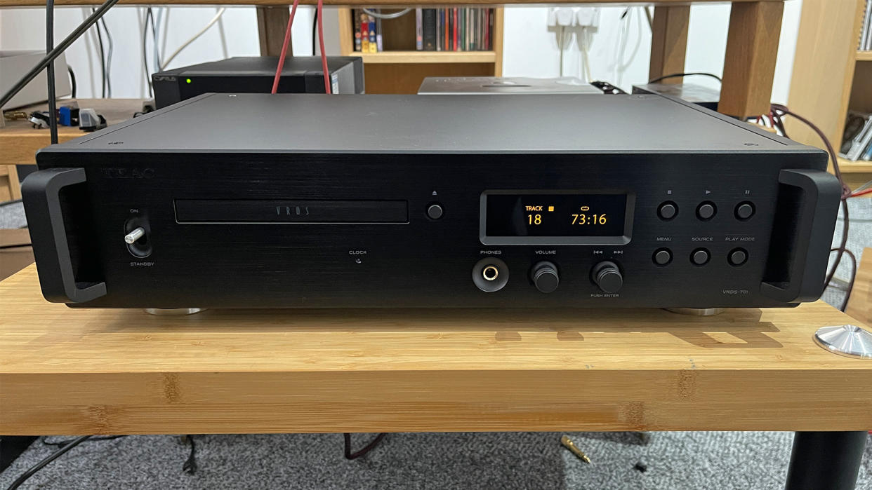  CD player: TEAC VRDS-701. 