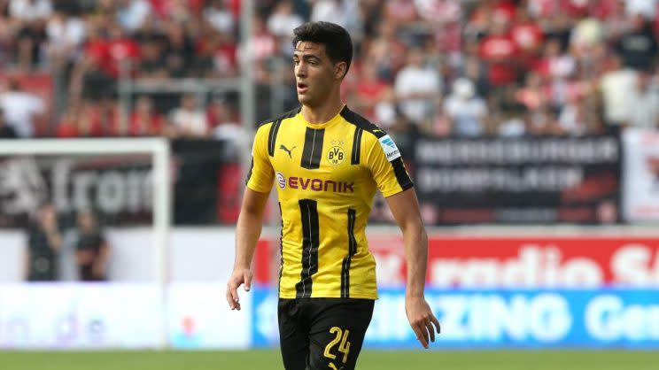 <p>Der Kicker berichtet, dass Mittelfeldspieler Mikel Merino von Borussia Dortmund zu Newcastle United wechseln wird. Dem Bericht zufolge hätten sich beide Klubs auf eine Leihe mit anschließender Kaufoption geeinigt. (Getty Images)</p>