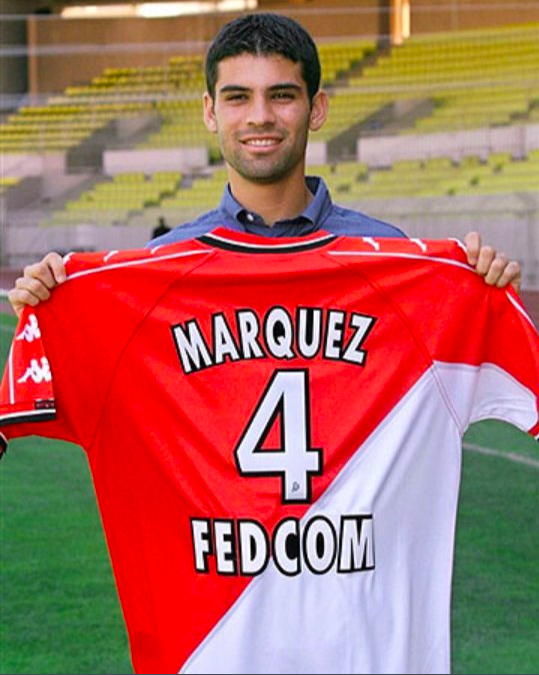 <p>Para el año 1999, después de una destacada actuación en la Copa América de Paraguay, el AS Mónaco lo firma, buscando reforzar su defensa, y pensando en el futuro. Rafa Márquez sólo tenía 20 años. / Foto: Twitter @SuperbFootyPics </p>