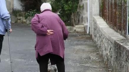 有人將家中過期食品拿給高齡82歲的阿嬤，還編理由騙人。（示意圖／翻攝自Pixabay）