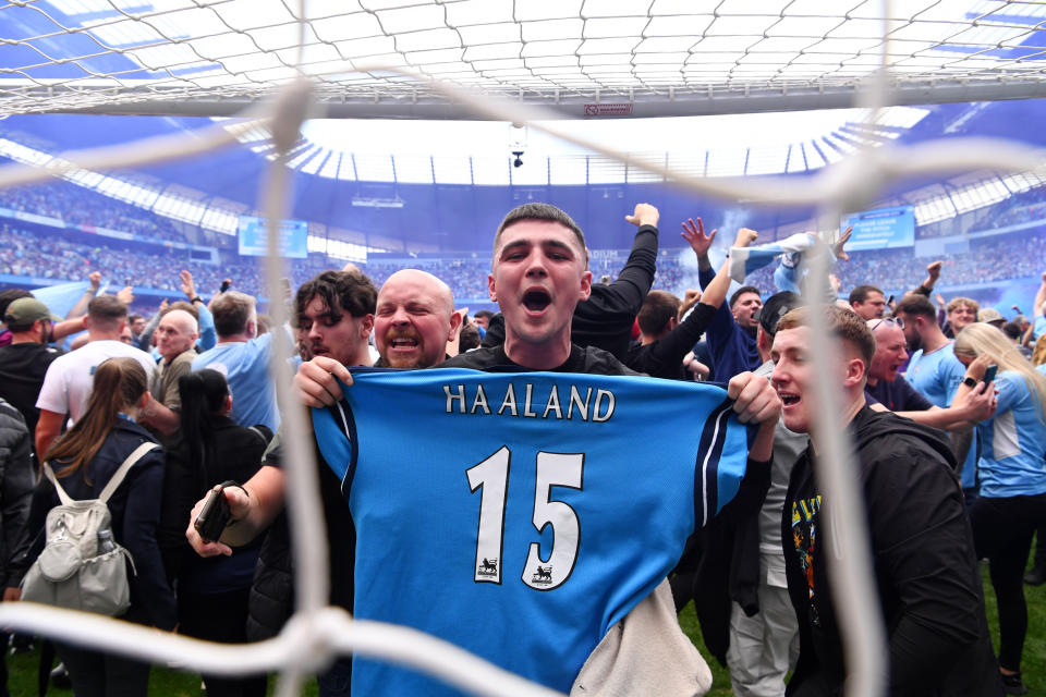Un aficionado con una camiseta del Manchester City con su nuevo fichaje Erling Haaland en la espalda celebra en el campo después de que su equipo terminara la temporada como campeones de la Premier League. (Foto: Stu Forster/Getty Images)