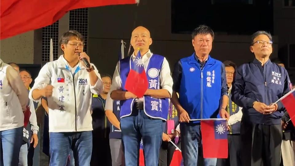 國民黨台東區域立委參選人黃建賓（左）高喊「讓立法院變台東的辦事處」，此話一出，前高雄市長韓國瑜（右三）笑說「這不是大牌立委，這是在吹牛比賽」。（蕭嘉蕙攝）