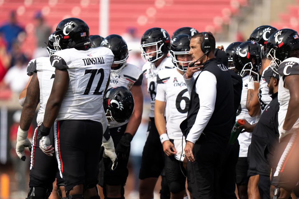 Cincinnati Bearcats head coach Luke Fickell speaks to his team in the fourth quarter of the American Athletic Conference game at Gerald J. Ford Stadium in Dallas on Saturday, Oct. 22, 2022. Cincinnati Bearcats defeated Southern Methodist Mustangs 29-27. 