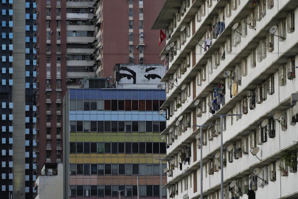 Un mural muestra "los ojos de Chávez", un diseño basado en los ojos del fallecido presidente de Venezuela Hugo Chávez, en la azotea de un edificio en Caracas, Venezuela, el viernes 19 de julio de 2024. (AP Foto/Ariana Cubillos)