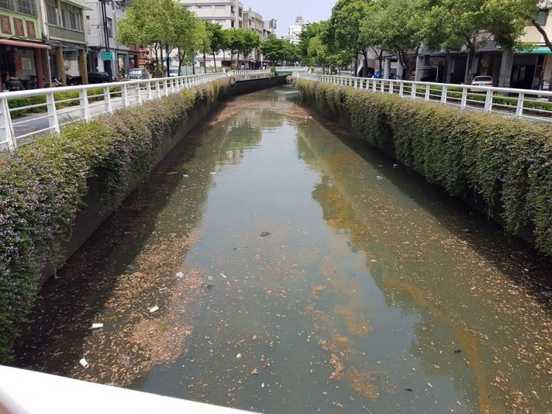 高雄市長韓國瑜昨大動作宣傳幸福川清淤成果，今被民眾目睹幸福川變成「垃圾川」。   圖：取自公民割草行動