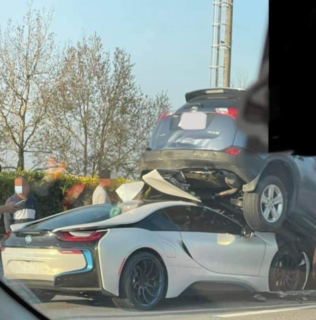 國道1號5車追撞bmw I8衝休旅車底