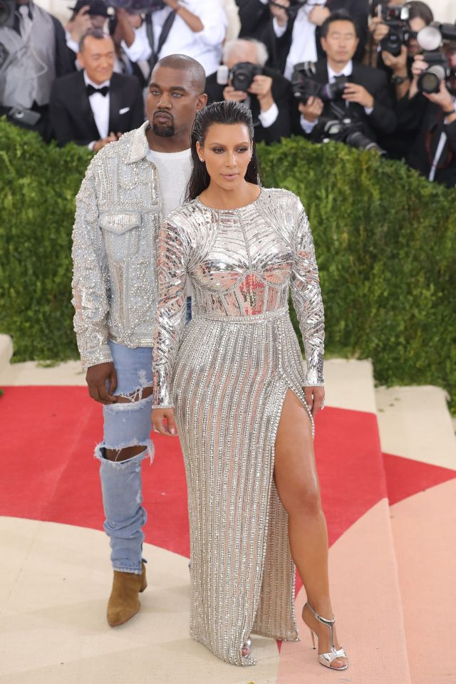 Kim Kardashian portait une robe Balmain alors que Kanye West avait opté pour un jean déchiré lors du Met Gala en mai (Photo: Getty Images)