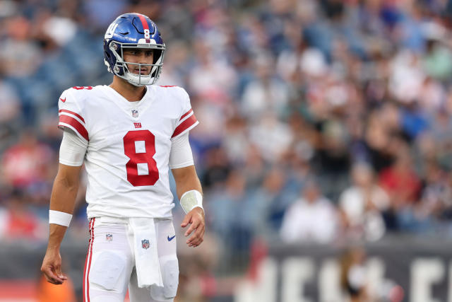 Giants QB Daniel Jones exits game with apparent neck injury vs