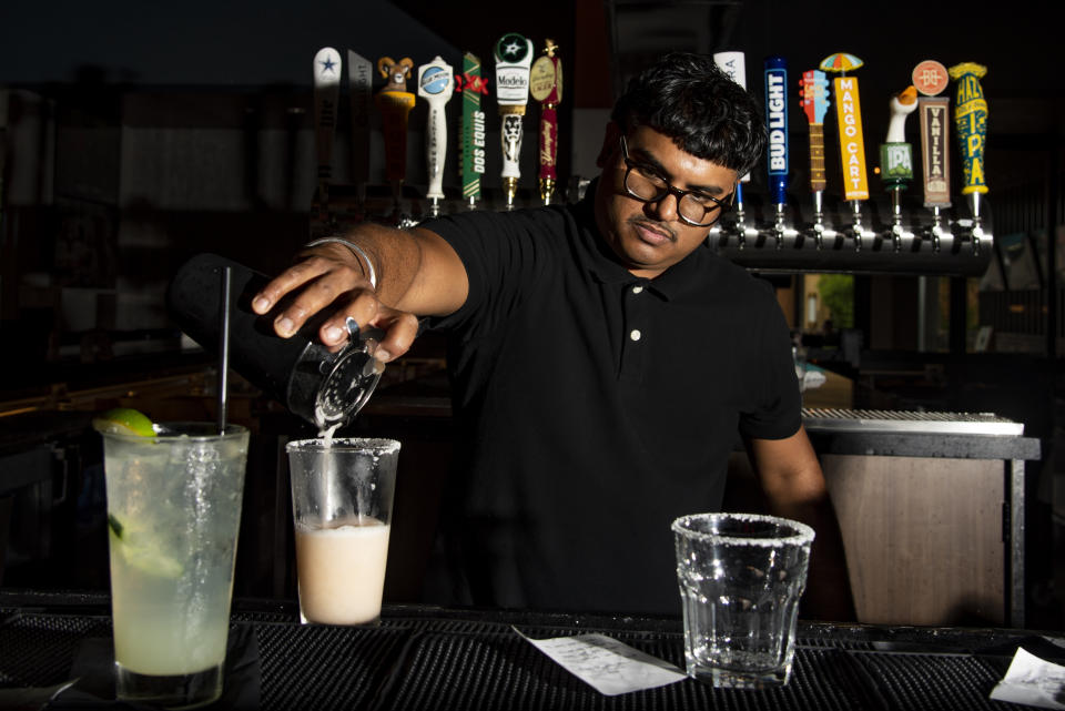 D J Davis asciende por uno de los muros de escalada de EVO Entertainment en Southlake, Texas, el domingo 14 de mayo de 2023. (Emil T. Lippe/The New York Times)
