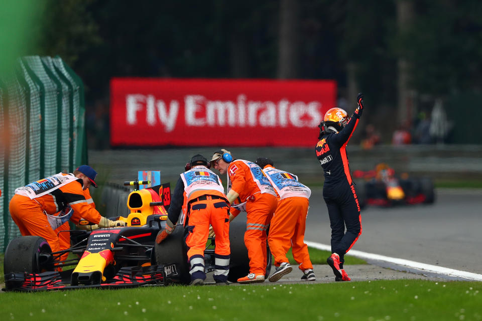 <p>Große Enttäuschung in Spa: Lokalmatador Max Verstappen musste sein Rennen bereits nach neun Runden aufgeben. Den Fans blieb nur ein letztes Winken ihres Helden. </p>
