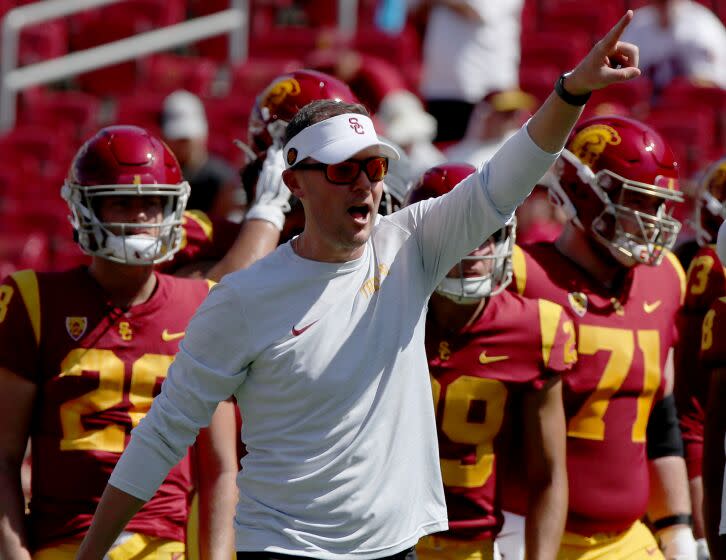 LOS ANGELES, CALIF. - SEP. 3, 2022. USC head coach Lincoln Riley cheers his Trojans team.