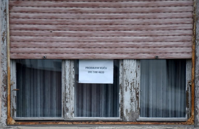 Une pancarte "A vendre" sur la façade d'une maison à Brestovac, en Croatie, le 15 décembre 2021 (AFP/Robert ATANASOVSKI)