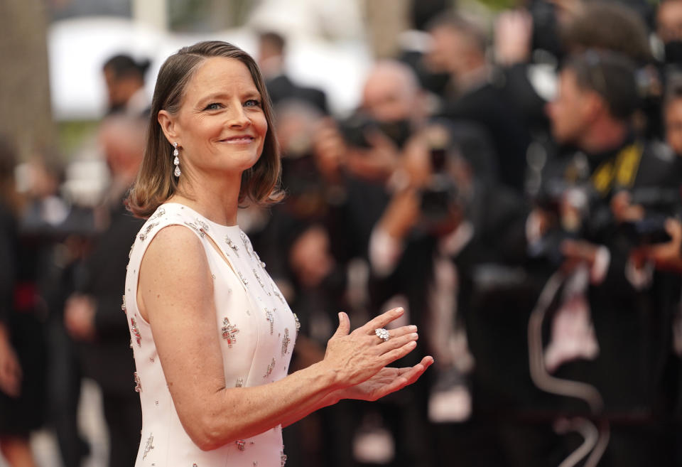 Jodie Foster posa al llegar al estreno de la película "Annette" la noche inaugural del Festival Internacional de Cine de Cannes, el martes 6 de julio de 2021 en Cannes, Francia. (AP Foto/Brynn Anderson)