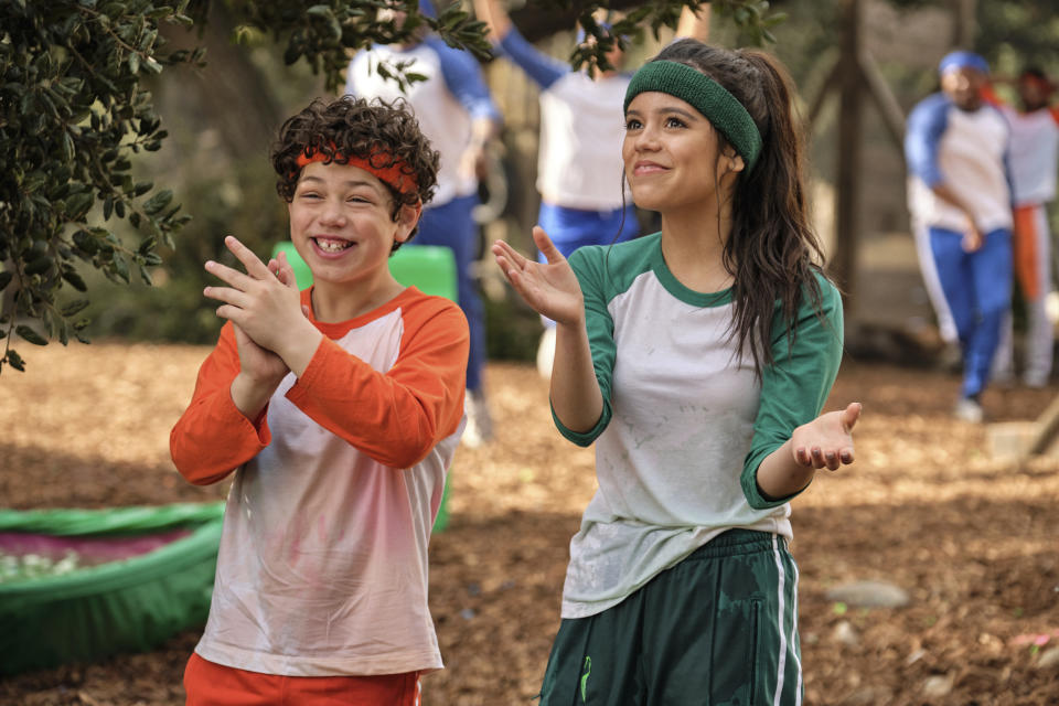 Julian Lerner, izquierda, y Jenna Ortega en una escena de "Yes Day". (Matt Kennedy/Netflix via AP)